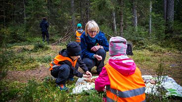 : ‘Environment granny’ Helena Juutilainen does not give orders. Instead, she interacts with the kids and shares the knowledge that 74 years of life experience has given her. 