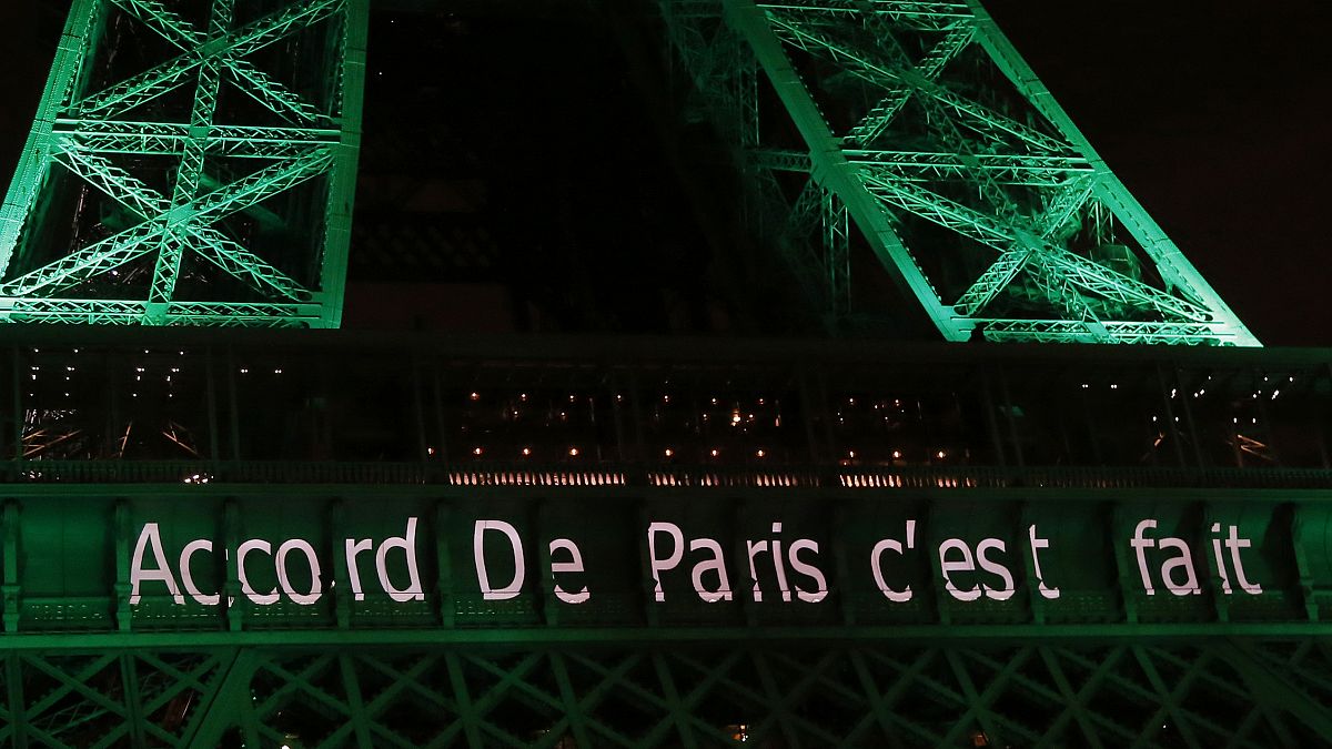 Paris İklim Anlaşması'nın imzalanmasının ardından Paris'in sembollerinden Eyfel Kulesi, yeşil rengini almıştı