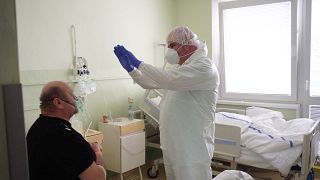 قس يساعد الطواقم الطبية في مستشفيات سلوفاكيا - كوفيد19
