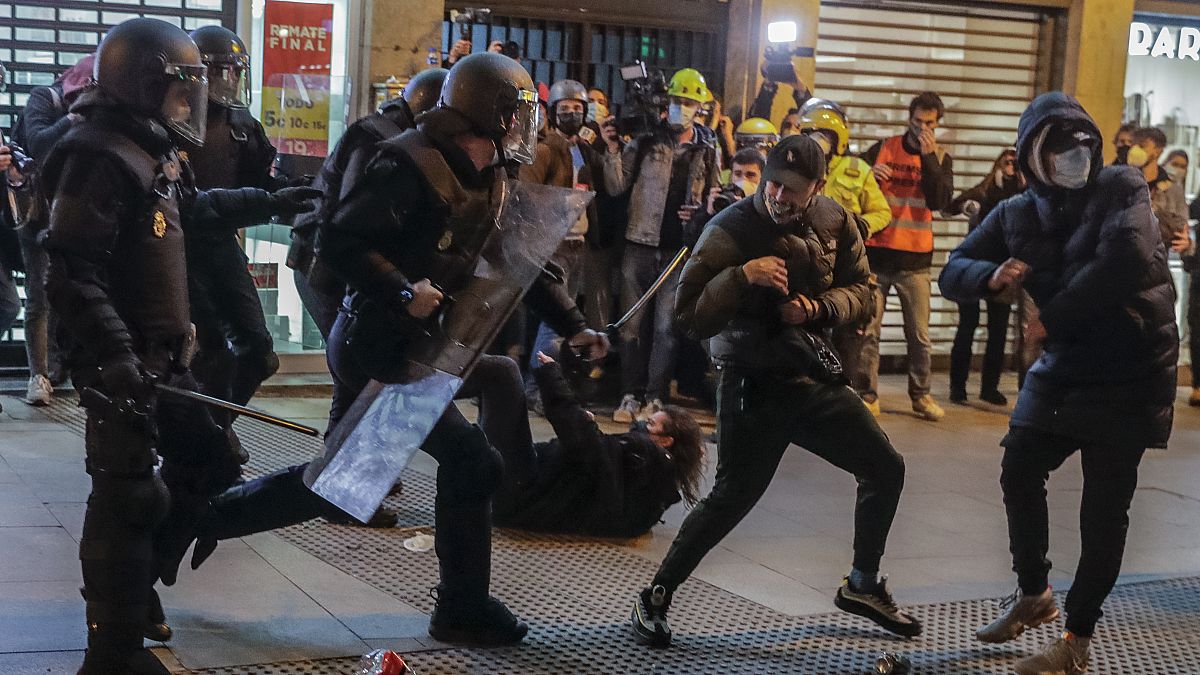رئيس الوزراء الاسباني يؤكد أن العنف مرفوض" مع اشتداد التظاهرات المنددة بسجن مغني راب