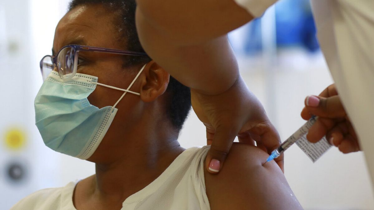 Johnson and Johnson vakcinával oltanak egészségügyi dolgozót a dél-afrikai Fokvárosban 