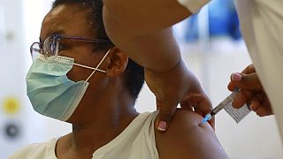 Johnson and Johnson vakcinával oltanak egészségügyi dolgozót a dél-afrikai Fokvárosban