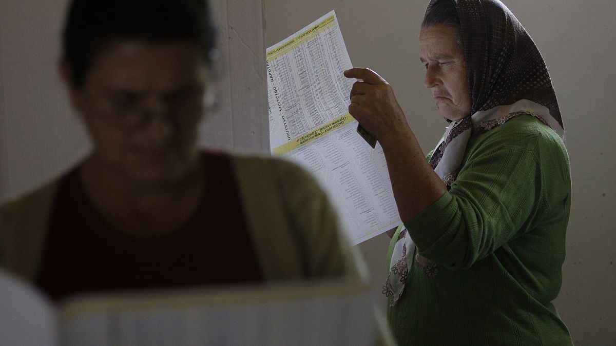 امرأة بوسنية قبل الإدلاء بصوتها في انتخابات 2016 في سربرنيتسا