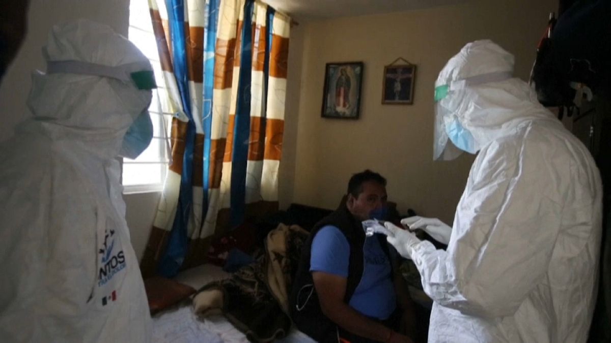 Voluntarios de "Juntos contra el Dolor" atienden a un paciente en su domicilio