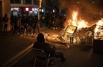 Mobiliario urbano diverso ardiendo durante las protestas en Barcelona