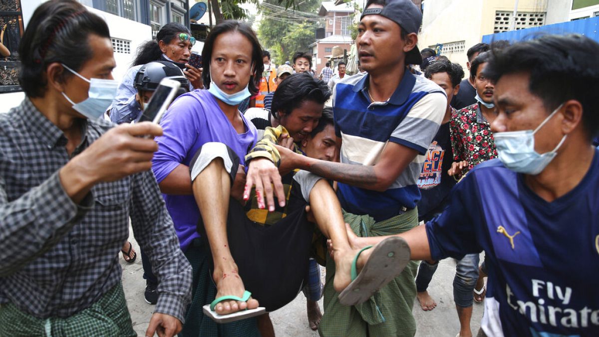 Manifestantes abatidos com balas reais no Myanmar