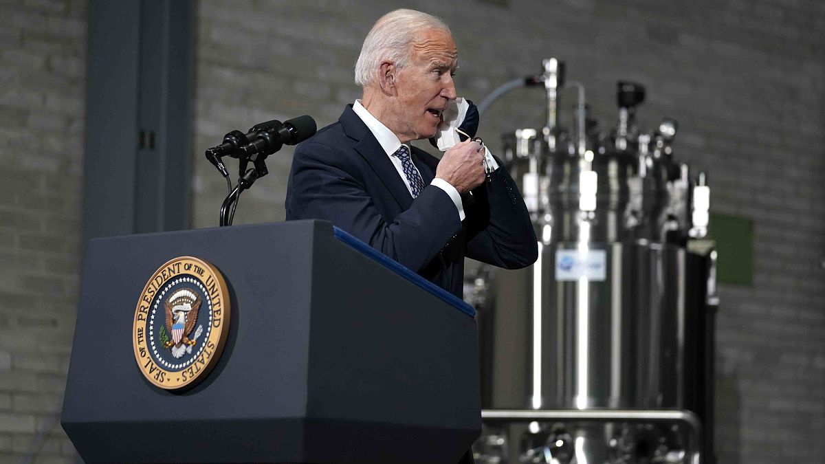 Il presidente Joe Biden in visita a uno stabilimento Pfizer