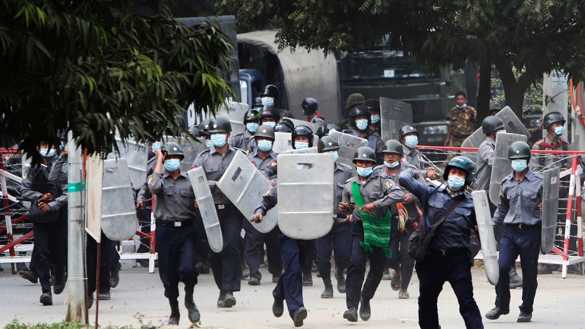 الشرطة تواجه المتظاهرين في ميانمار