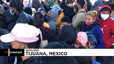 شاهد:  دفعة أولى من المهاجرين تعبر الحدود المكسيكية الأمريكية في ظل إدارة بايدن