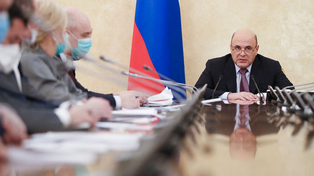 رئيس الوزراء الروسي ميخائيل ميشوستين يعلن خلال اجتماع حكومي عن لقاح ثالث تسجّله بلاده هو كوفيفاك