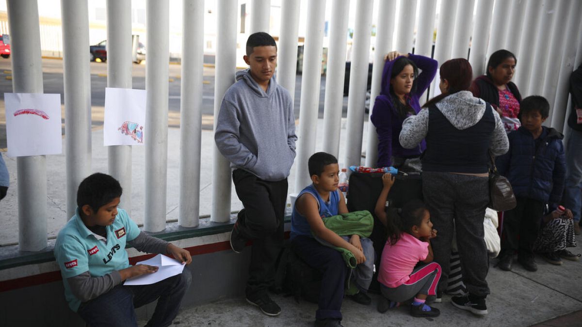 Bevándorlók várakoznak az USA határán