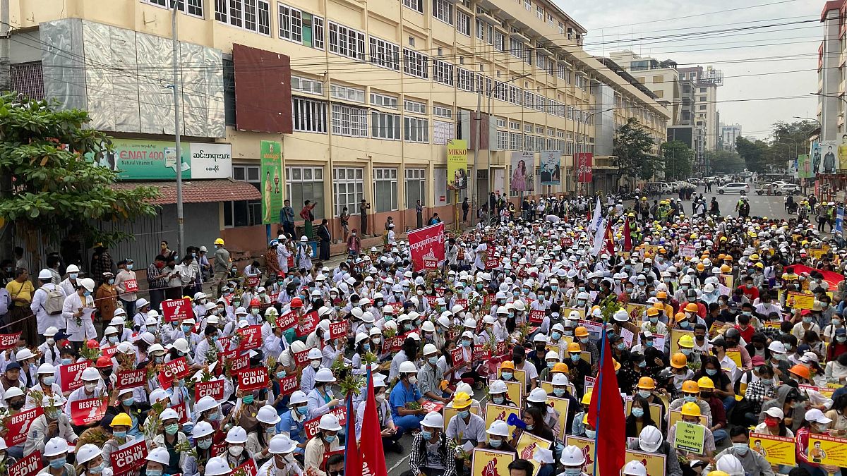 Miles de manifestantes en las calles de Rangún