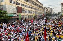 Miles de manifestantes en las calles de Rangún