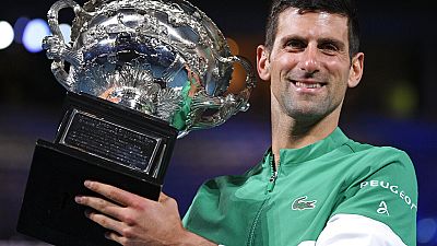 Novak Djokovic levanta la copa tras ganar su noveno Abierto de Australia