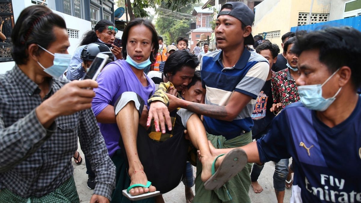 انتقال یک مجروح در جریان خشونت‌های پلیس میانمار علیه معترضان به کودتا