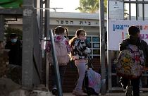 تلاميذ عند بوابة مدرستهم في مدينة هيرتسليا بإسرائيل
