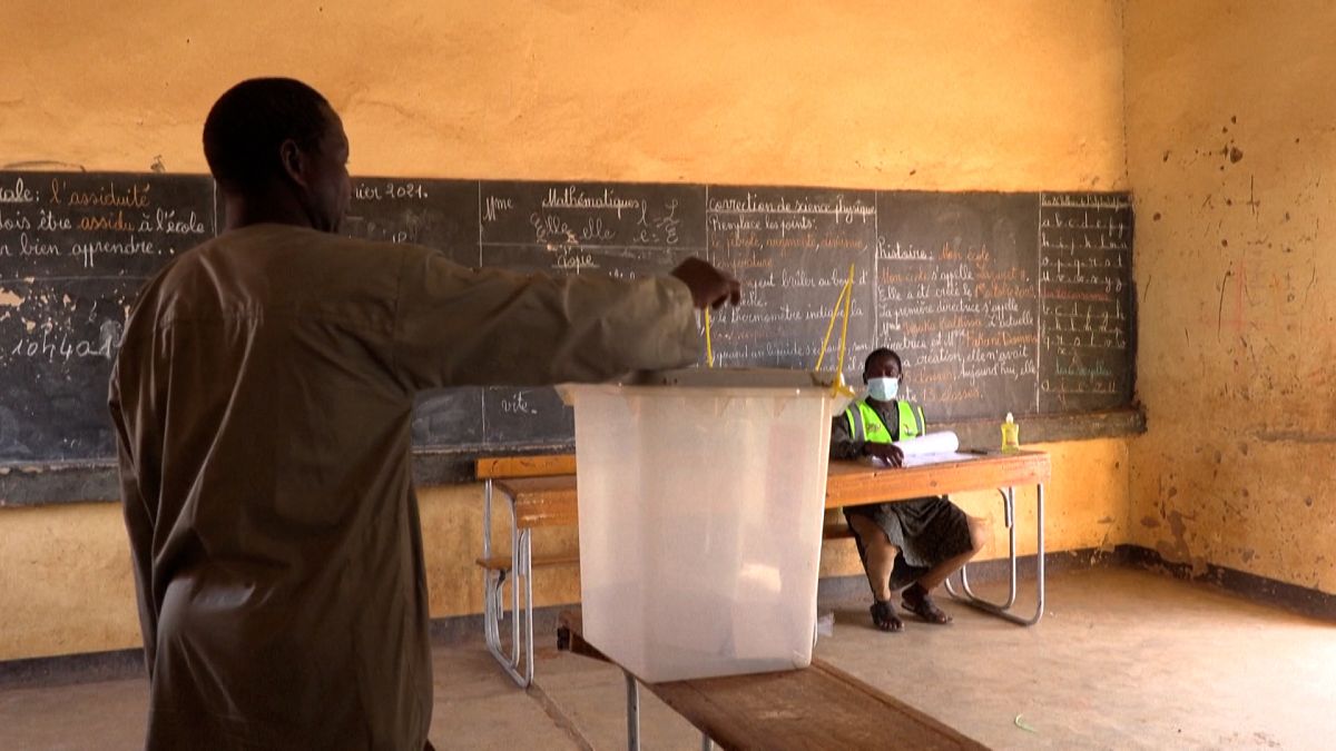 شاهد: دورة ثانية للانتخابات الرئاسية في النيجر يصوت فيها أقل من نصف السكان