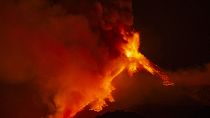 İtalya'nın güneyindeki, dünyanın en aktif yanardağlarından Etna yaklaşık 5 gün aradan sonra yeniden aktifleşti.