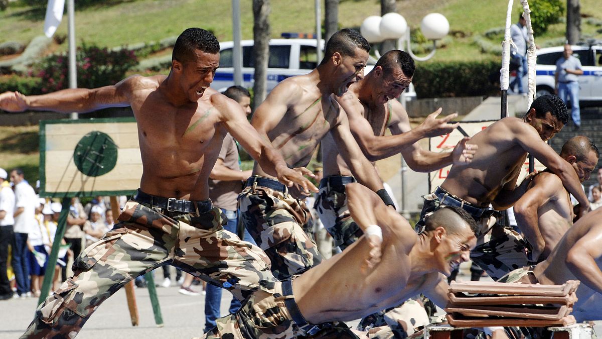 عناصر من الجيش الجزائري أثناء التدريب
