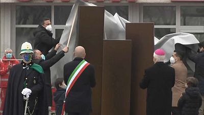 COVID-19: Μνημείο για τα θύματα της πανδημίας στην Ιταλία - Ανησυχία για τις μεταλλάξεις 