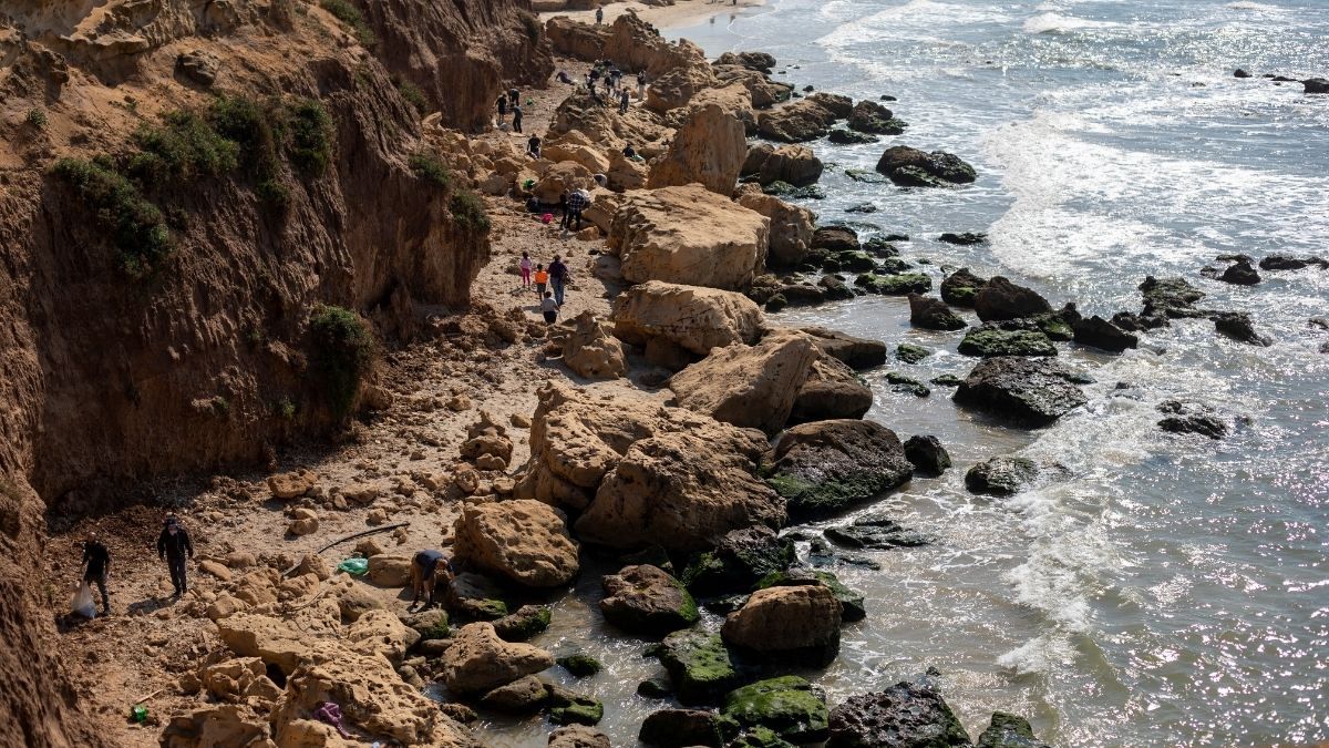 تلاش گروه‌های مردمی داوطلب برای پاک کردن آلودگی نفتی ایجاد شده در ساحل اسرائیل