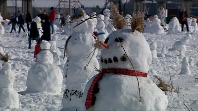 Construir bonecos de neve para salvar uma criança