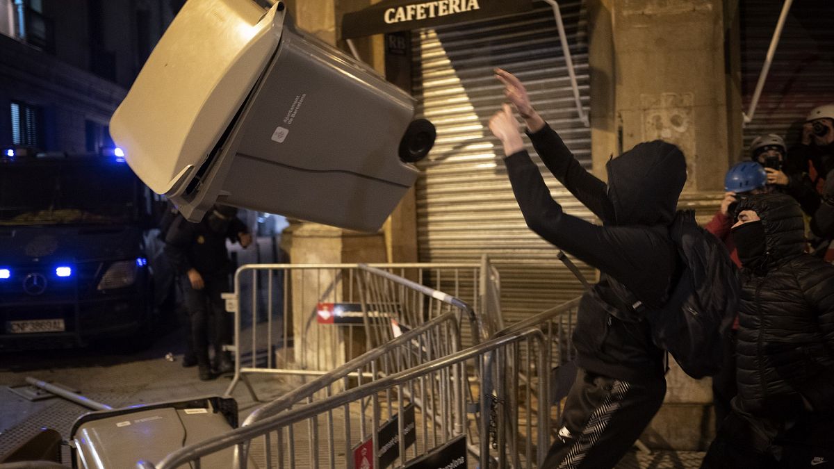 لليلة السادسة على التوالي.. المظاهرات تشعل ليل برشلونة دعماً لمغني راب مسجون