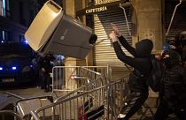 Proteste a Barcellona contro la condanna del rapper Pablo Hasél