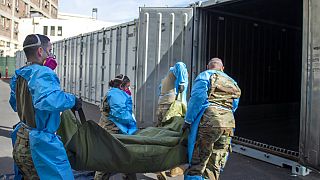 Medizinisches Personal in Kalifornien transportiert Corona-Opfer im Januar 2021