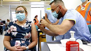 Covid-19 yönetimi konurunda dünyada en iyi yönetimlerden birini gösteren Avustralya'da bir hemşire aşı olurken.