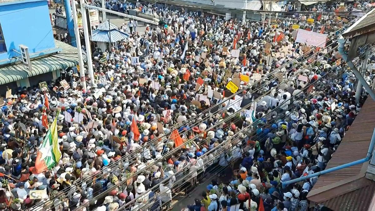  الآلاف من المحتجين يتظاهرون في مدينة داوي ضد الانقلاب العسكري