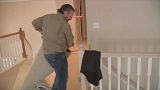 El senador Ted Cruz arrastra una alfombra dañada por el temporal en la vivienda de una amiga en Texas.