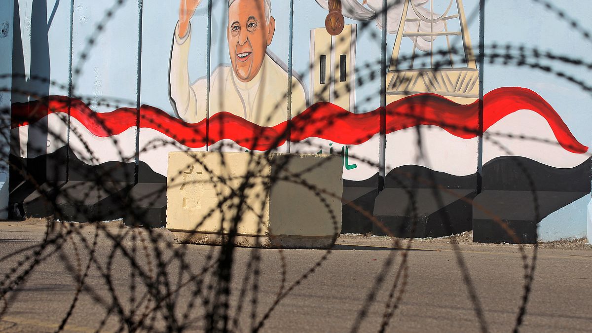 صورة جدارية للبابا فرنسيس على الجدران الخارجية لكنيسة سيدة النجاة في العاصمة العراقية بغداد، 22 فبراير 2021.