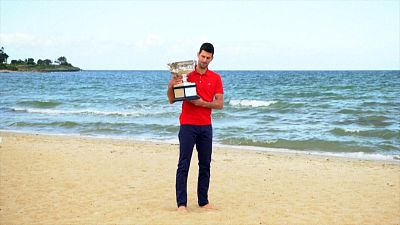 Djokovic: Strandspaziergang mit Pokal