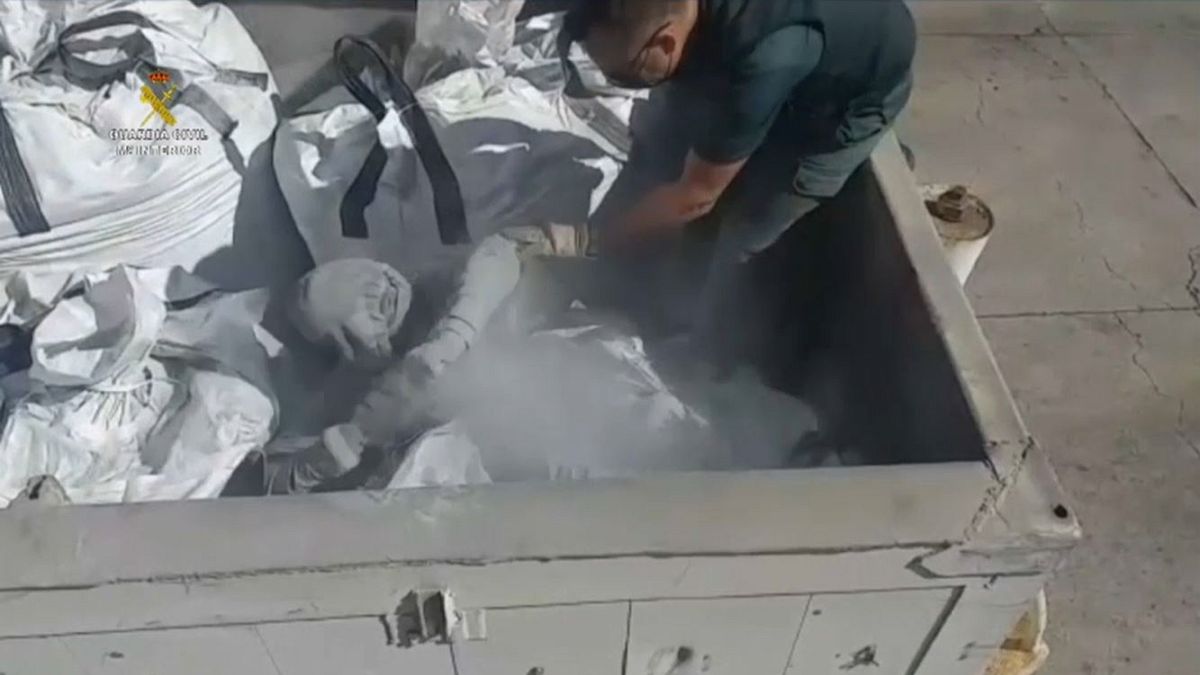 Un migrante descubierto dentro de un saco de ceniza en el puerto de Melilla