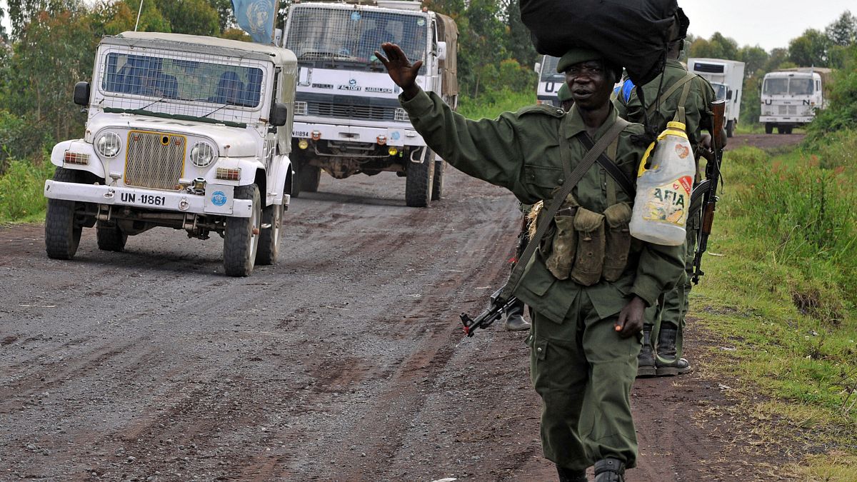 Военнослужащий ДРК пропускает конвой ООН в провинции Северное Киву, октябрь 2008