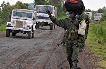 Военнослужащий ДРК пропускает конвой ООН в провинции Северное Киву, октябрь 2008