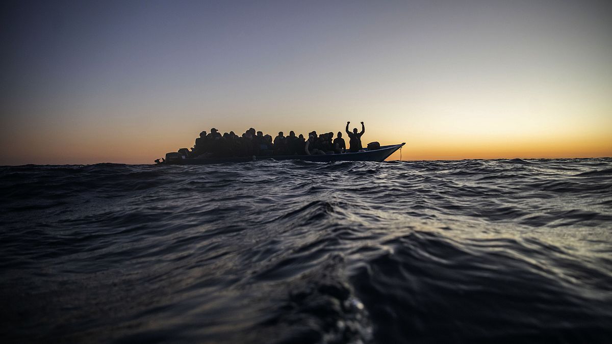 Cooperantes de la ONG española Open Arms se disponen a rescatar a una embarcación abarrotada de personas a 122 millas de la costa libia el 12 de febrero de 2021.