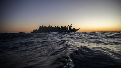 Cooperantes de la ONG española Open Arms se disponen a rescatar a una embarcación abarrotada de personas a 122 millas de la costa libia el 12 de febrero de 2021.