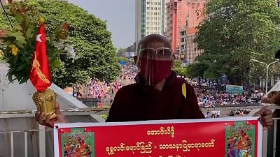 Γιγαντώνεται το κύμα αντίδρασης κατά της χούντας στη Μιανμάρ