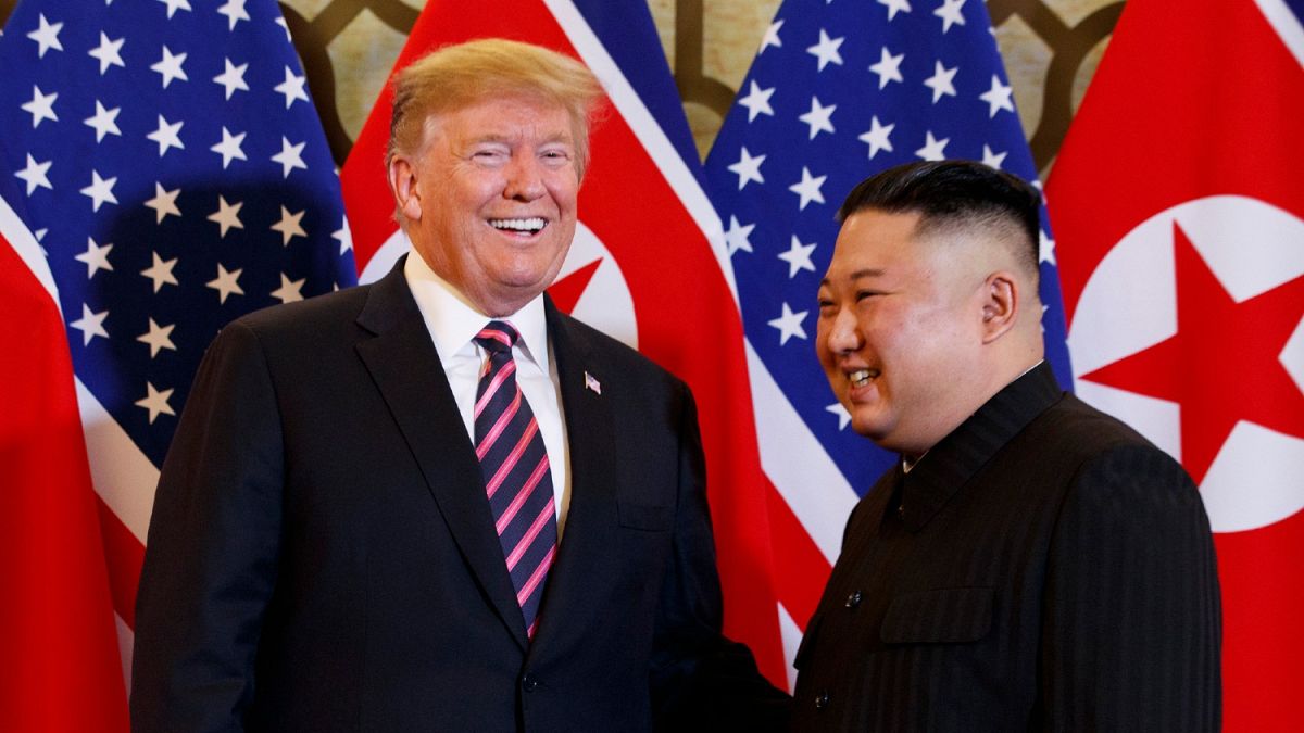 دونالد ترامب وكيم جونغ أون خلال قمة هانوي، فبراير 2019