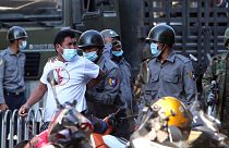 بازداشت معترضان در میانمار پس از کودتای نظامیان