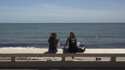 Dos personas en la playa de Niza, Francia