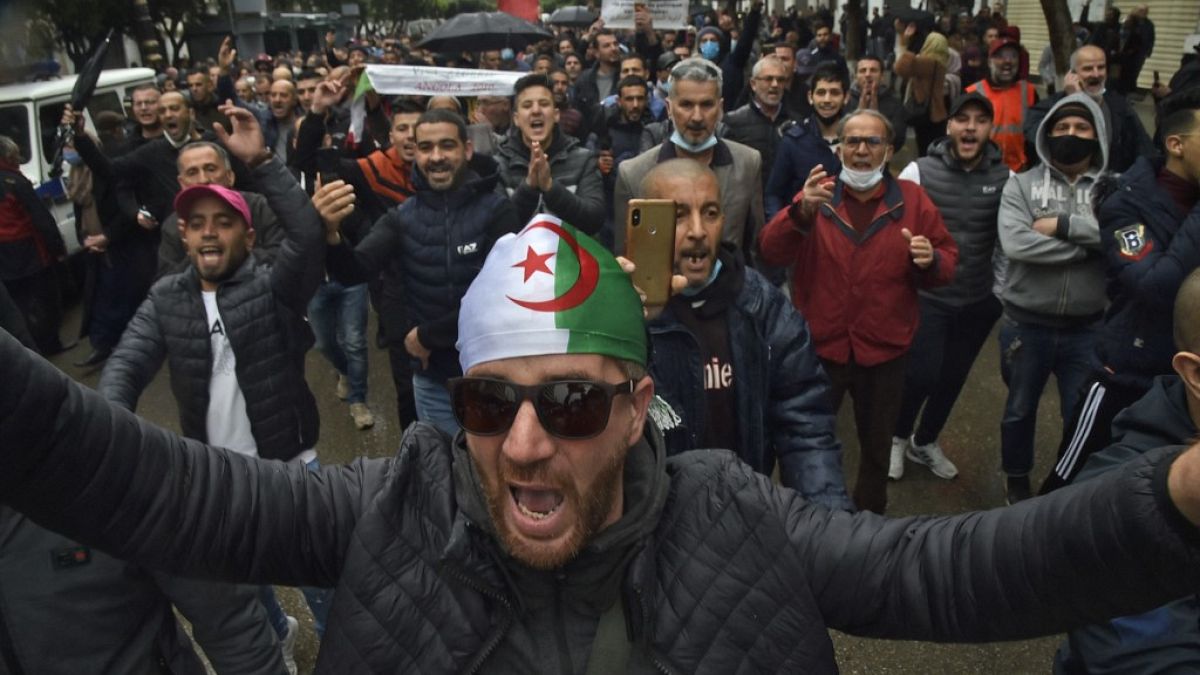 Des milliers de manifestants ont défilé dans les rues des principales villes algériennes, deux ans après le début du Hirak