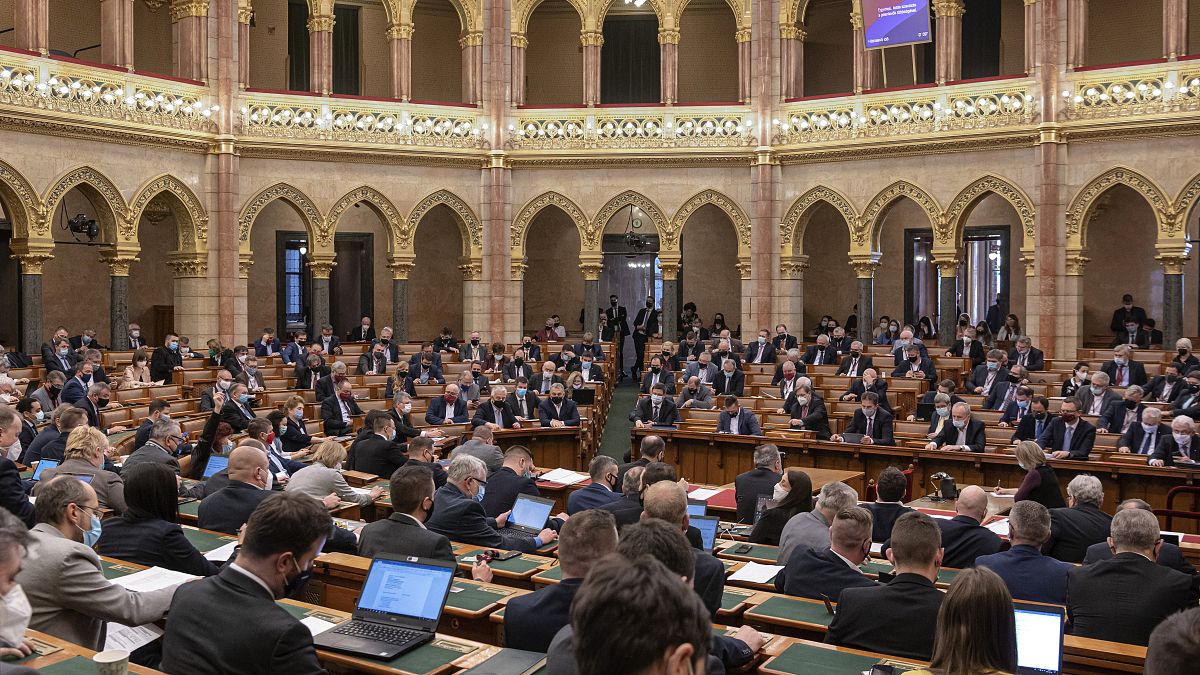 Szavaznak a képviselők az Országgyűlés plenáris ülésén 2021. február 22-én