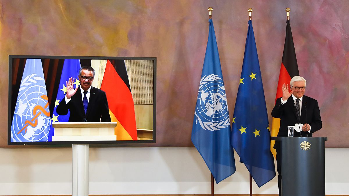 الرئيس الألماني، إلى اليمين، والمدير العام لمنظمة الصحة العالمية، يساراً على الشاشة، بعد مؤتمر صحفي مشترك