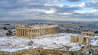 Ein seltener Anblick der schneebedeckten Akropolis in Athen, Griechenland, 17.02.2021