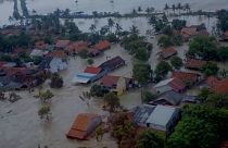 فيديو: إجلاء آلاف السكان في ضواحي العاصمة الإندونيسية جاكارتا جراء الفيضانات