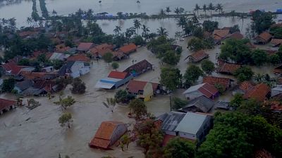 فيديو: إجلاء آلاف السكان في ضواحي العاصمة الإندونيسية جاكارتا جراء الفيضانات