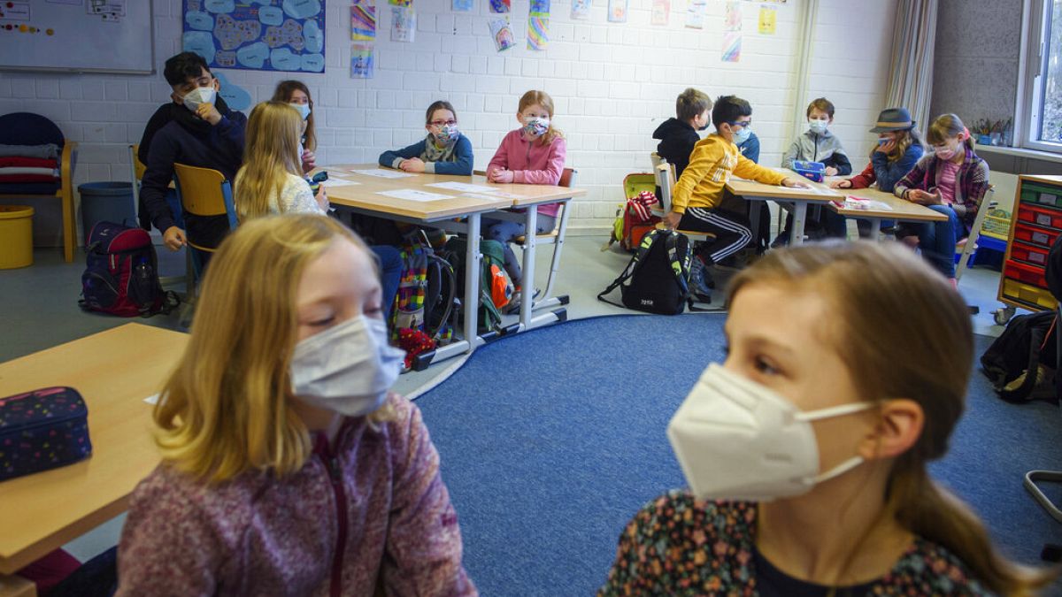 In einer Grundschule in Kiel: Kinder mit Masken und Abstand